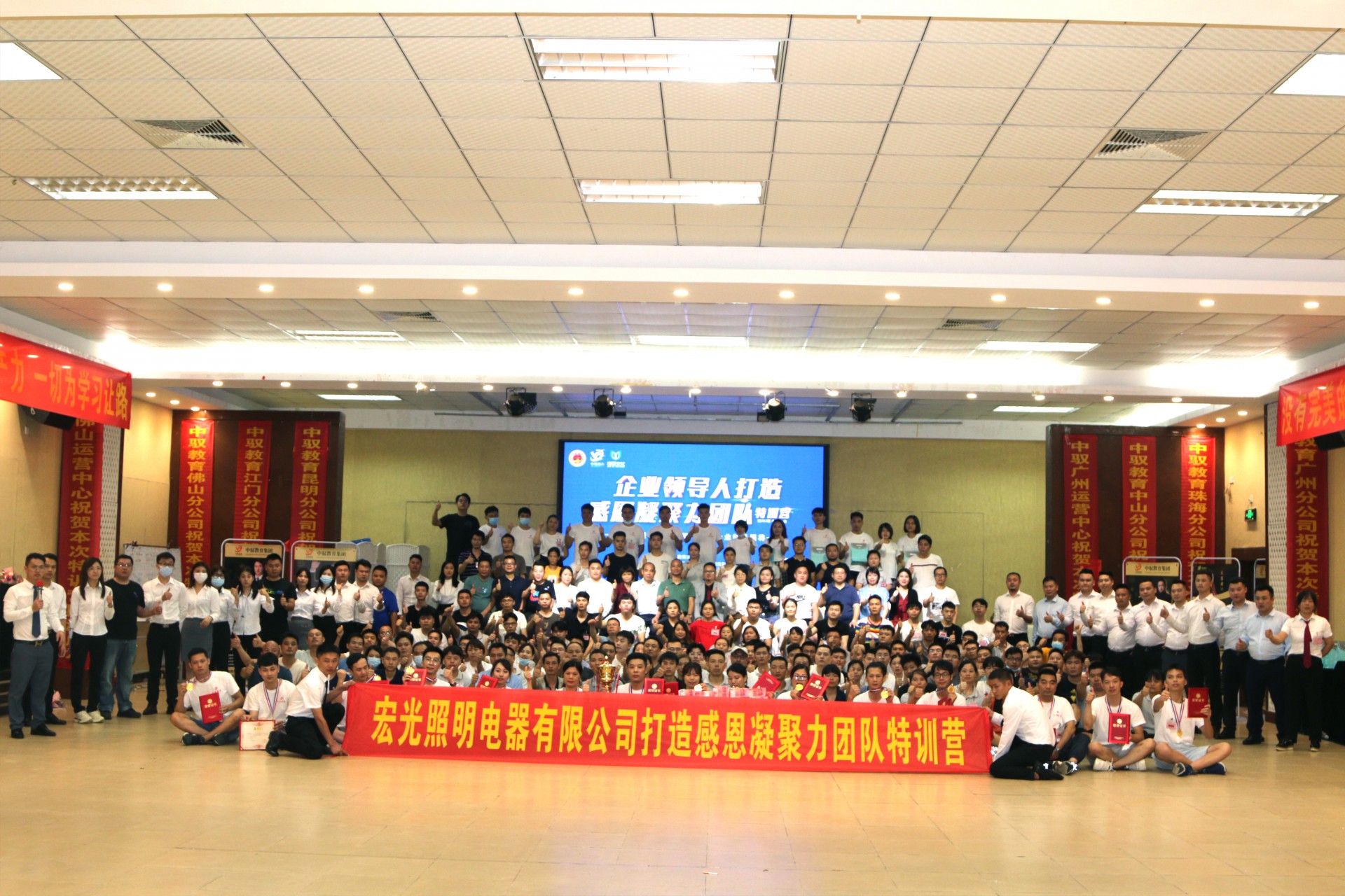 凝聚團(tuán)隊風(fēng)采，綻放青春活力